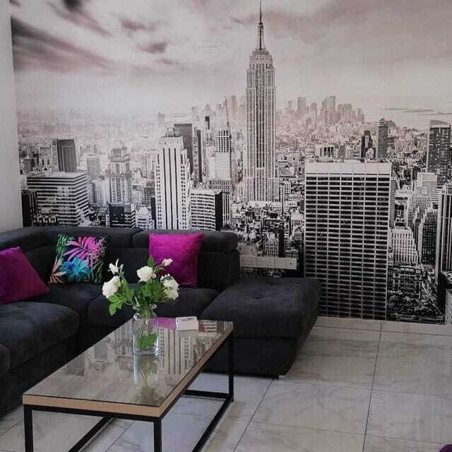 Perfil urbano monocromo — interior 3