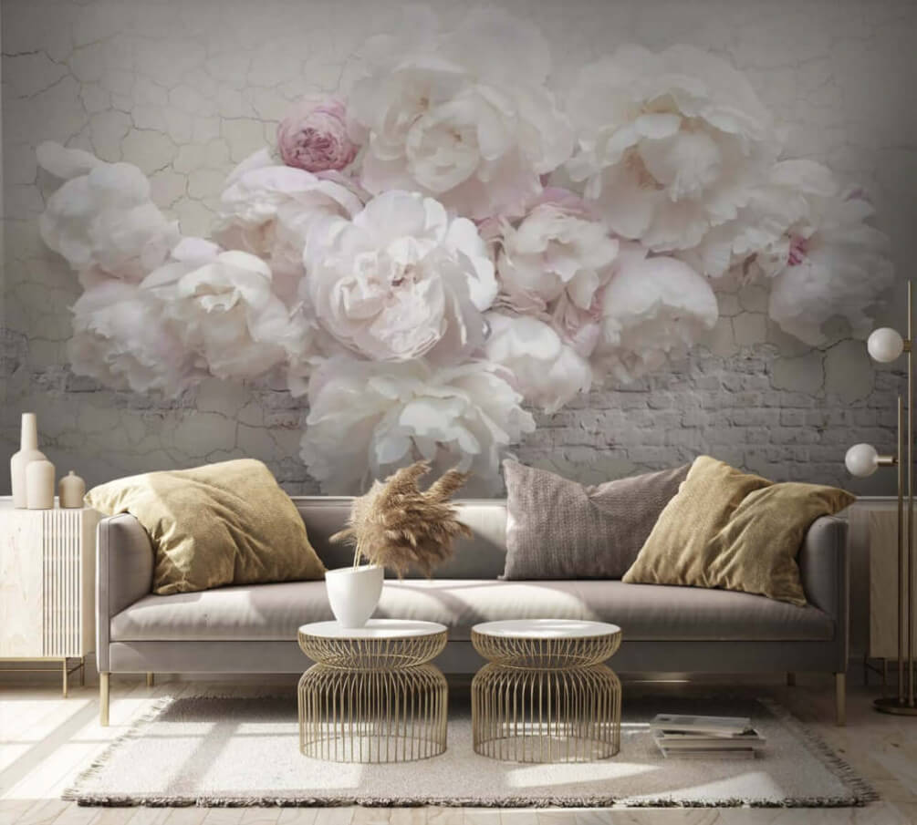 Rosas sobre blanco agrietado en un interior
