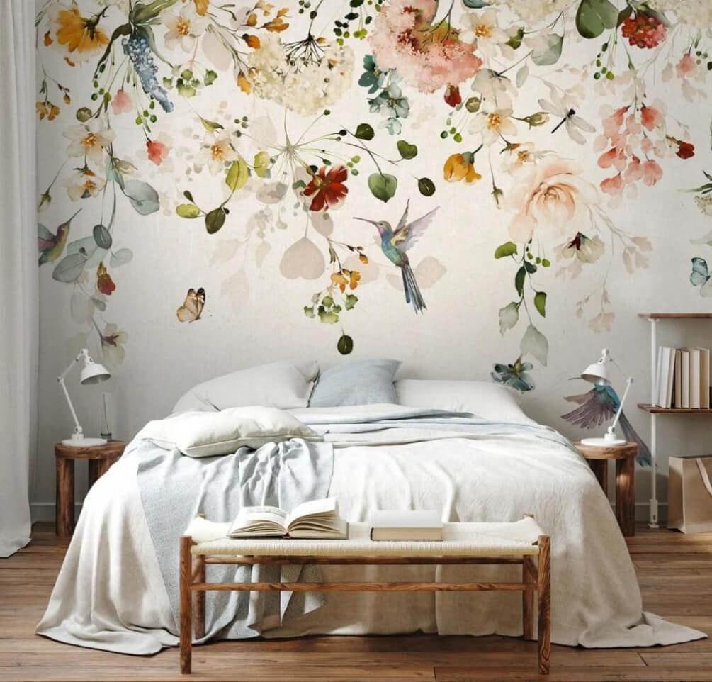 Borde floral con pájaros en un interior