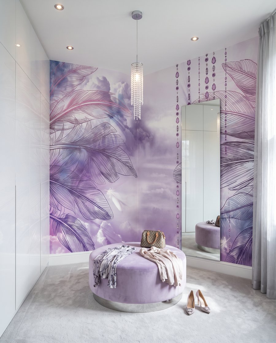 Columpio morado entre plumas — interior 3