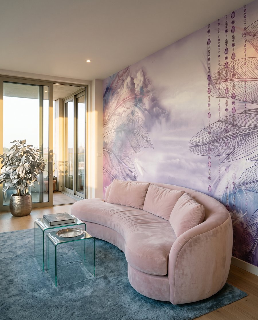 Columpio morado entre plumas — interior 2