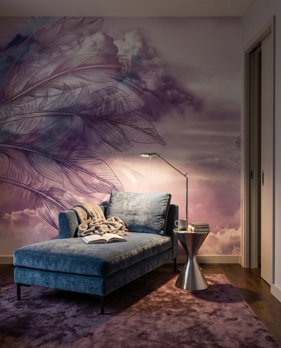 Columpio morado entre plumas — interior 6