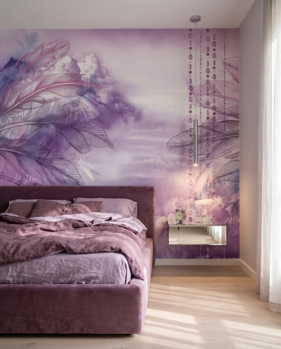 Columpio morado entre plumas — interior 9
