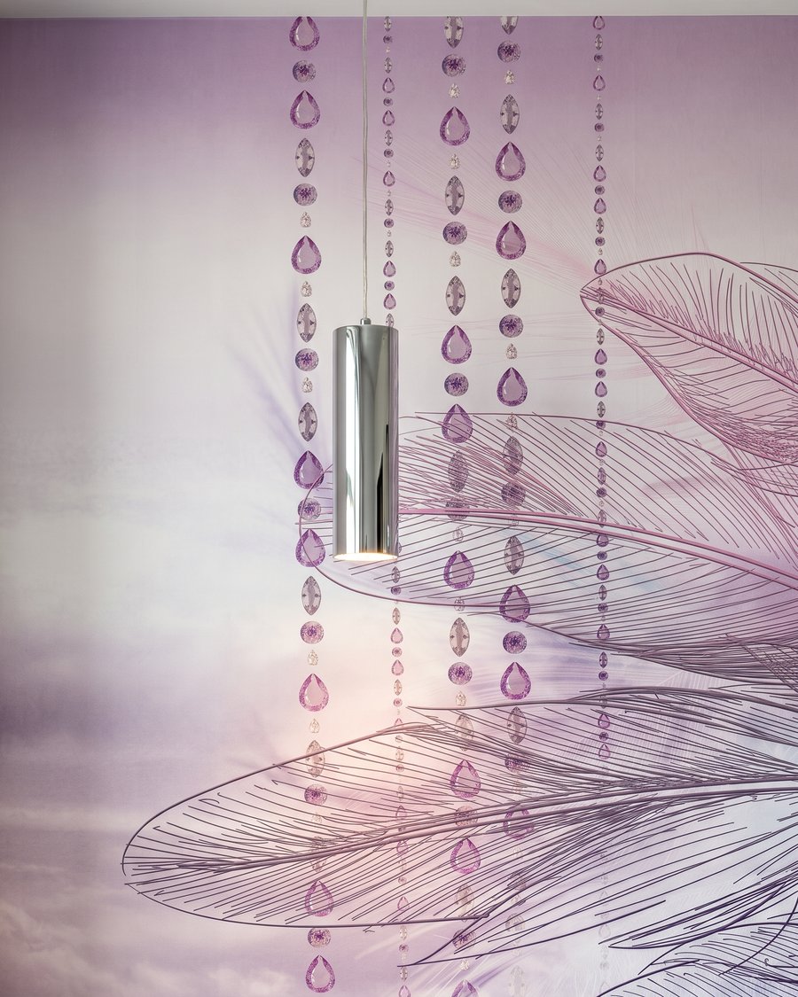 Columpio morado entre plumas — detalle