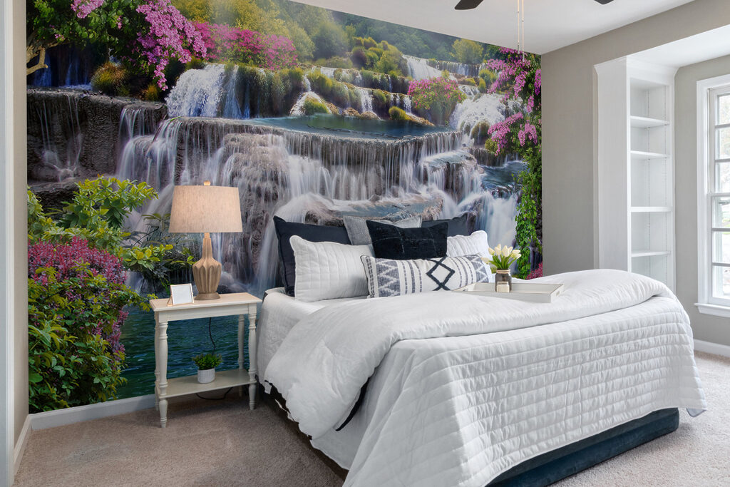 Cascada entre arbustos rosas — interior 10