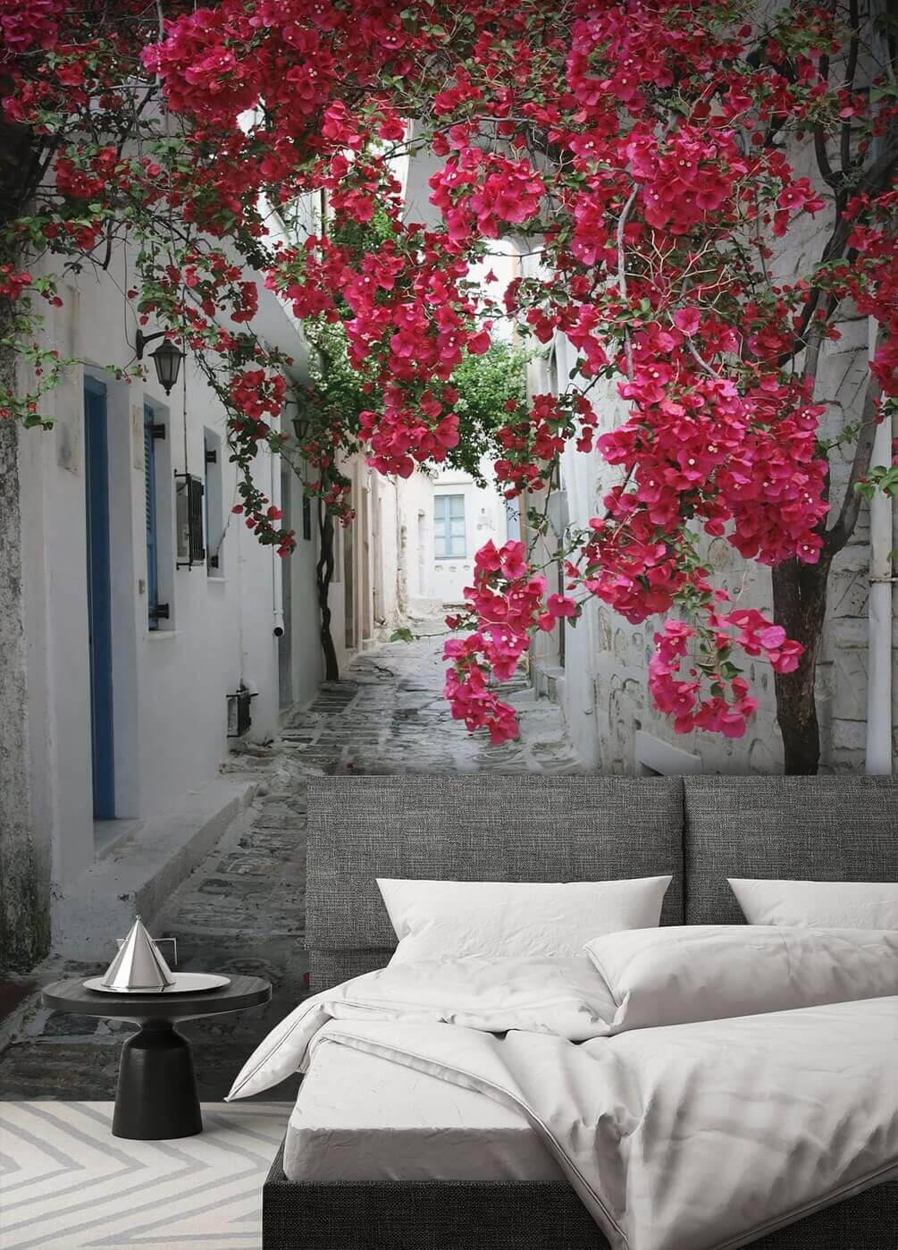 Calle de flores rojas en un interior