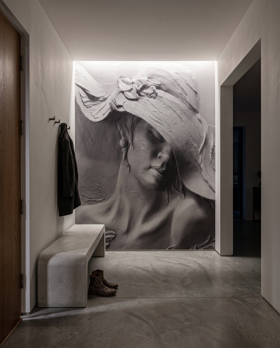 Mujer con sombrero ondulado — interior 4