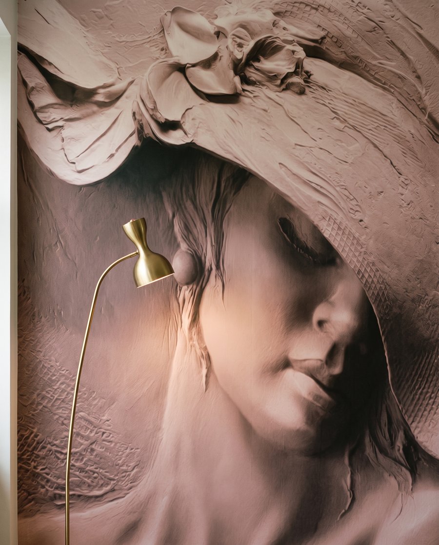 Mujer con sombrero ondulado — detalle