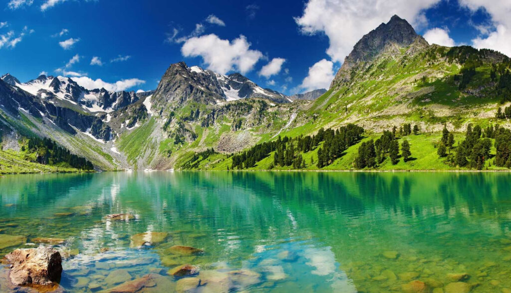 Montaña reflejada en turquesa — diseño completo