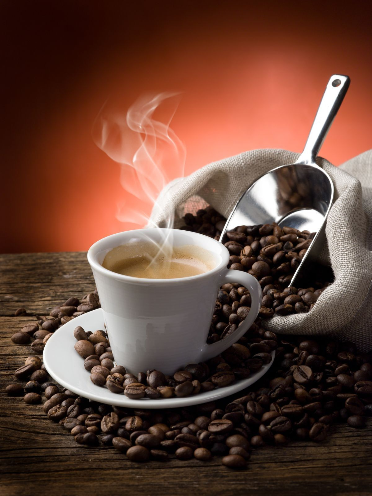 Café humeante entre granos — diseño completo
