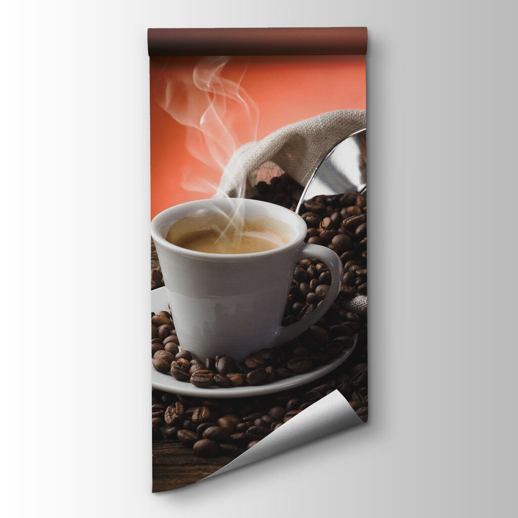 Café humeante entre granos — vista del producto