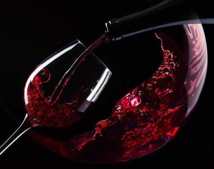 Vino tinto en movimiento — diseño completo