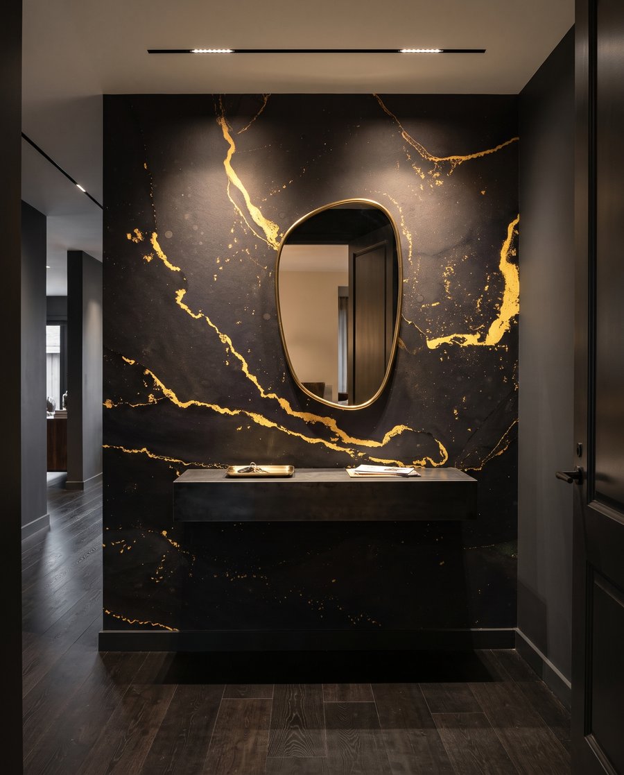 Vetas doradas sobre piedra en un interior