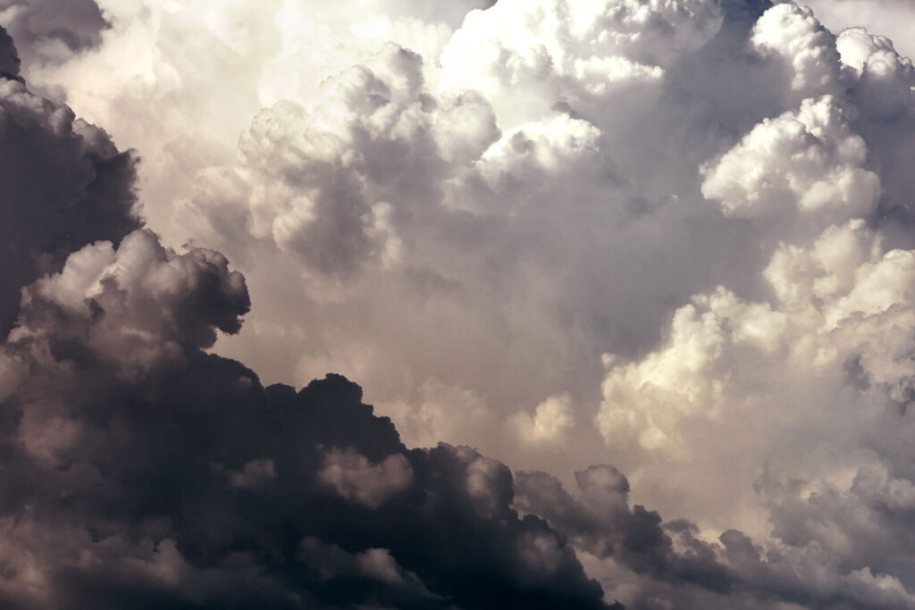 Nubes oscuras con luz — diseño completo