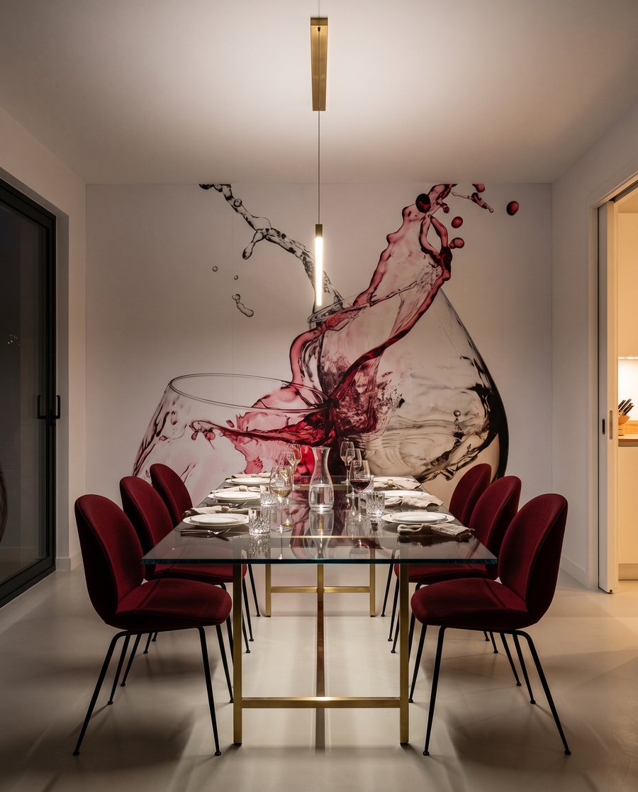 Vino salpicado en copas — interior 4
