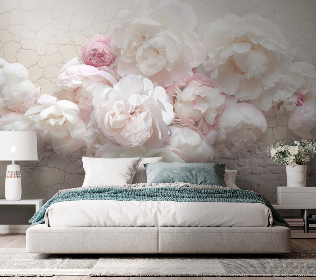 Rosas sobre blanco agrietado en un interior