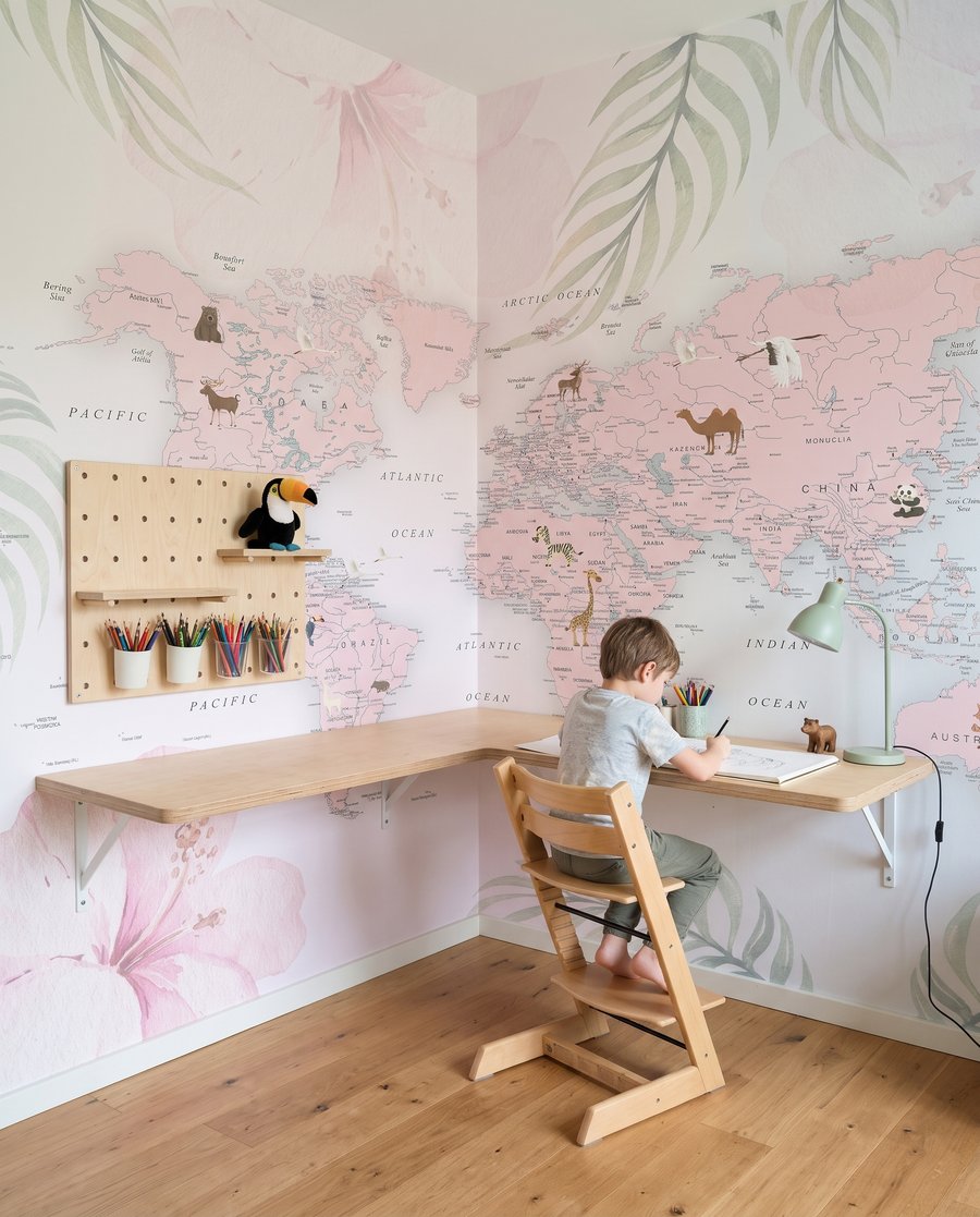 Mapa del mundo rosa en un interior