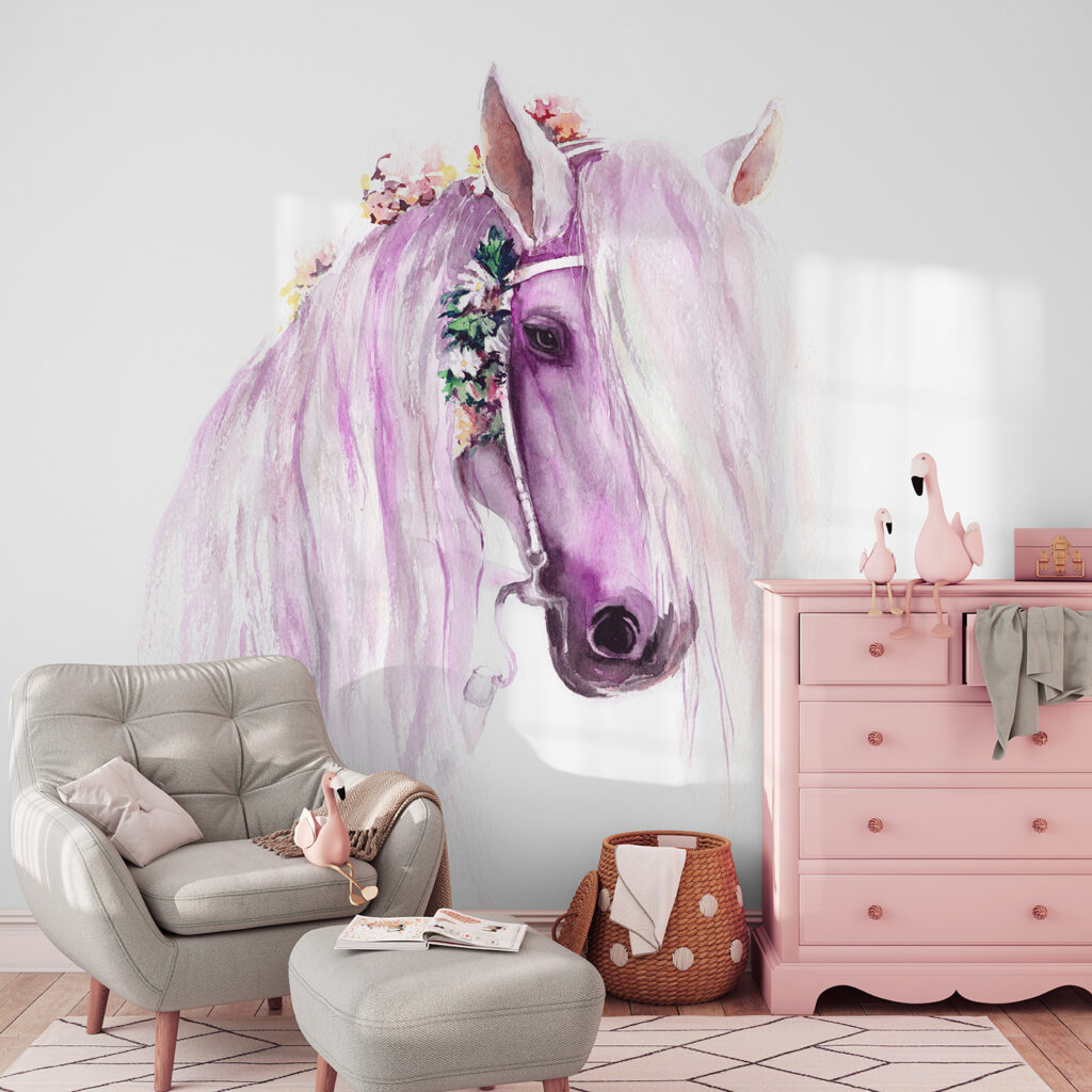 Caballo con guirnalda floral en un interior