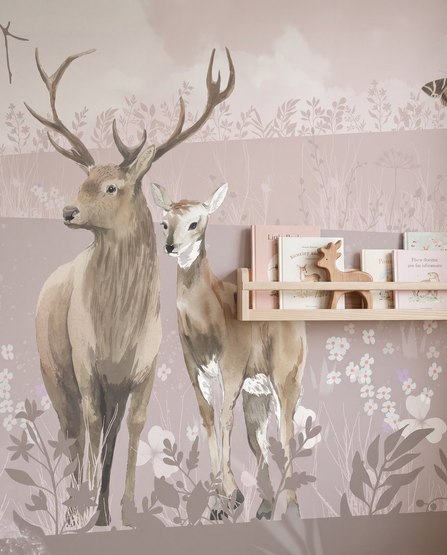 Animales en prado rosa — detalle