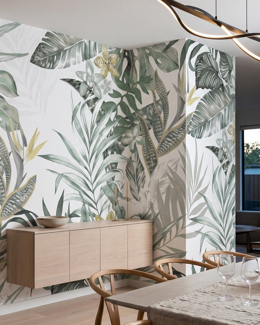 Hojas tropicales en líneas en un interior