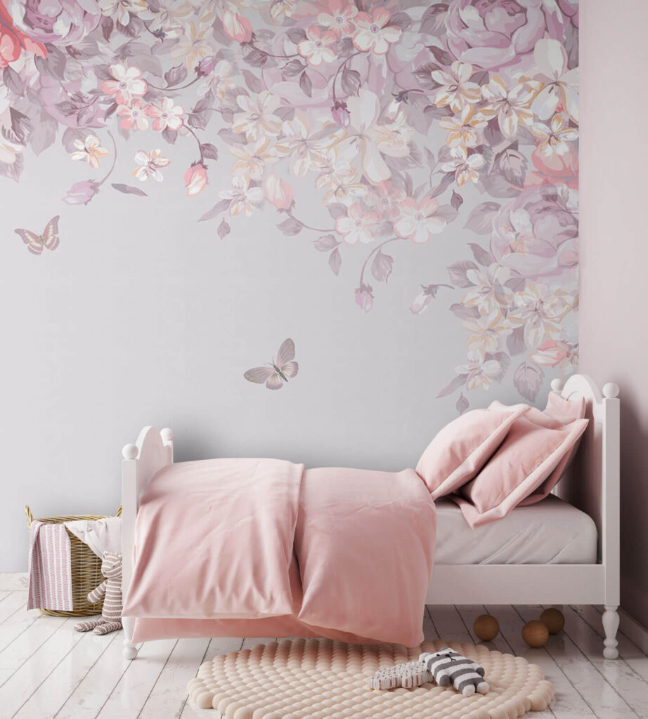 Mariposas bajo arco floral en un interior