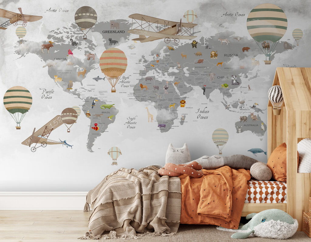 Globos sobre un mapa en un interior