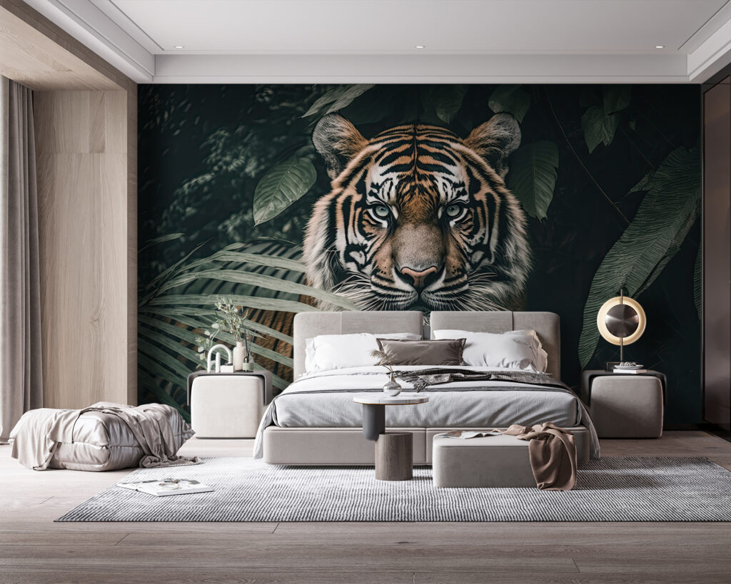 Tigre entre hojas oscuras — interior 1