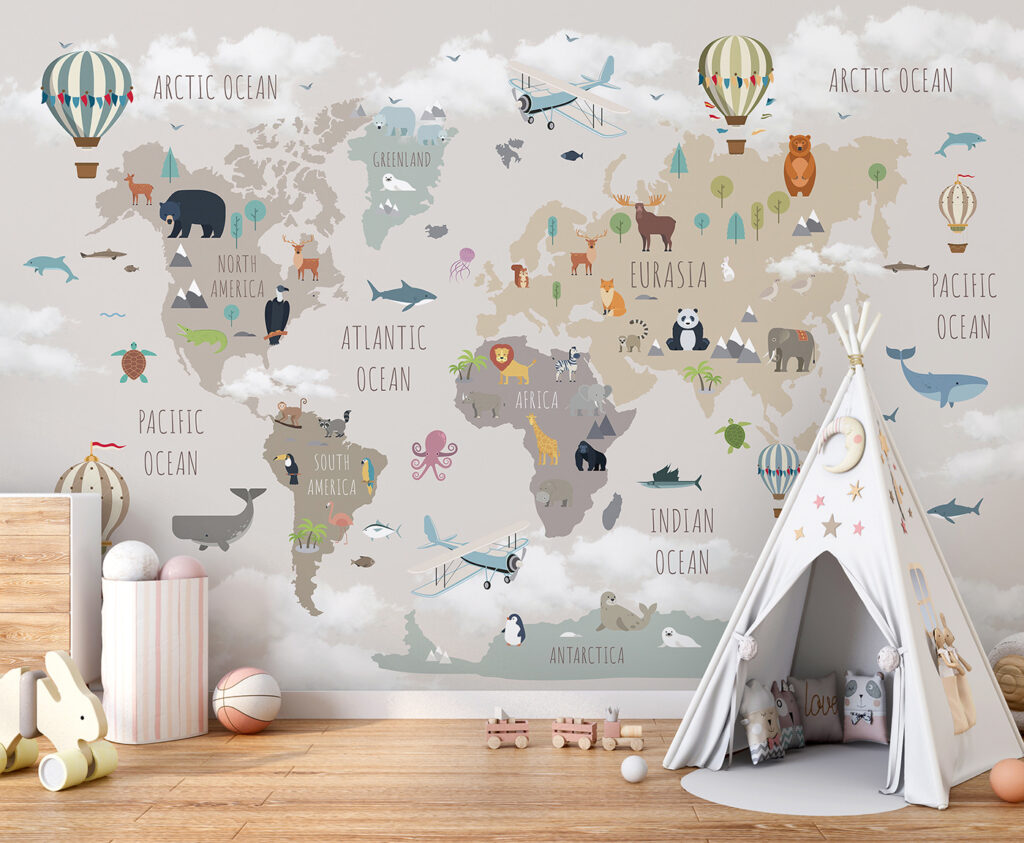 Mapa animal y globos en un interior