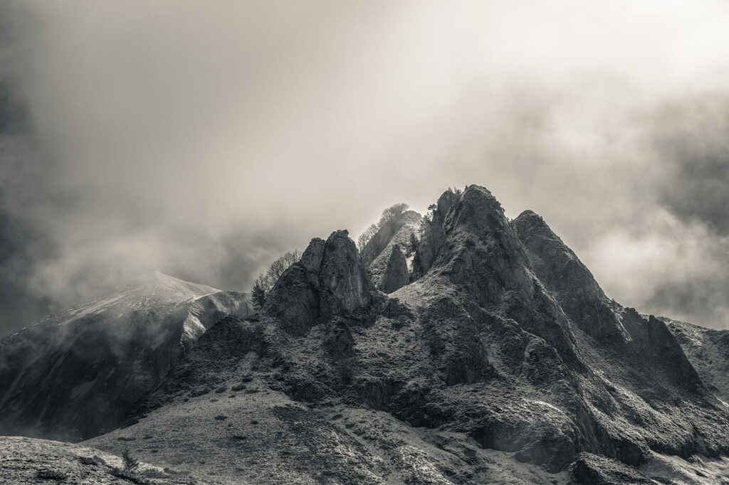 Cumbres oscuras bajo nubes — diseño completo