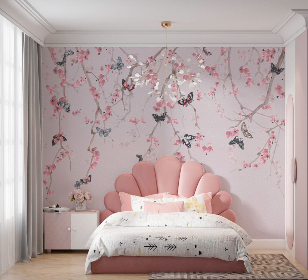 Mariposas bajo flores rosas en un interior