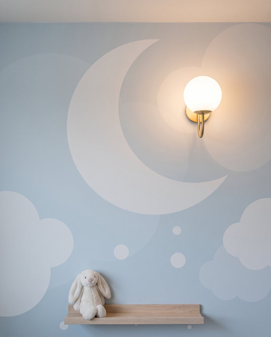 Luna entre nubecitas azules — detalle