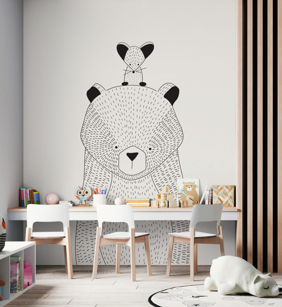 Ratoncito sobre un oso en un interior