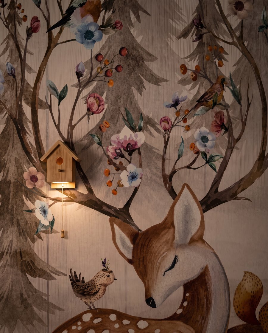 Ciervos bajo árbol florido — interior 4