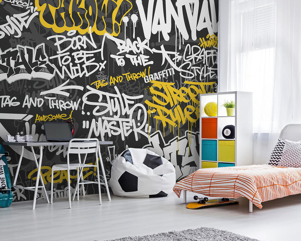 Grafiti amarillo sobre negro en un interior