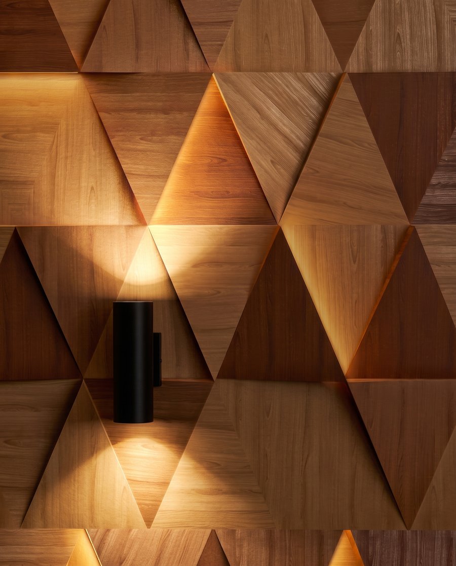 Triángulos con luz ámbar — detalle