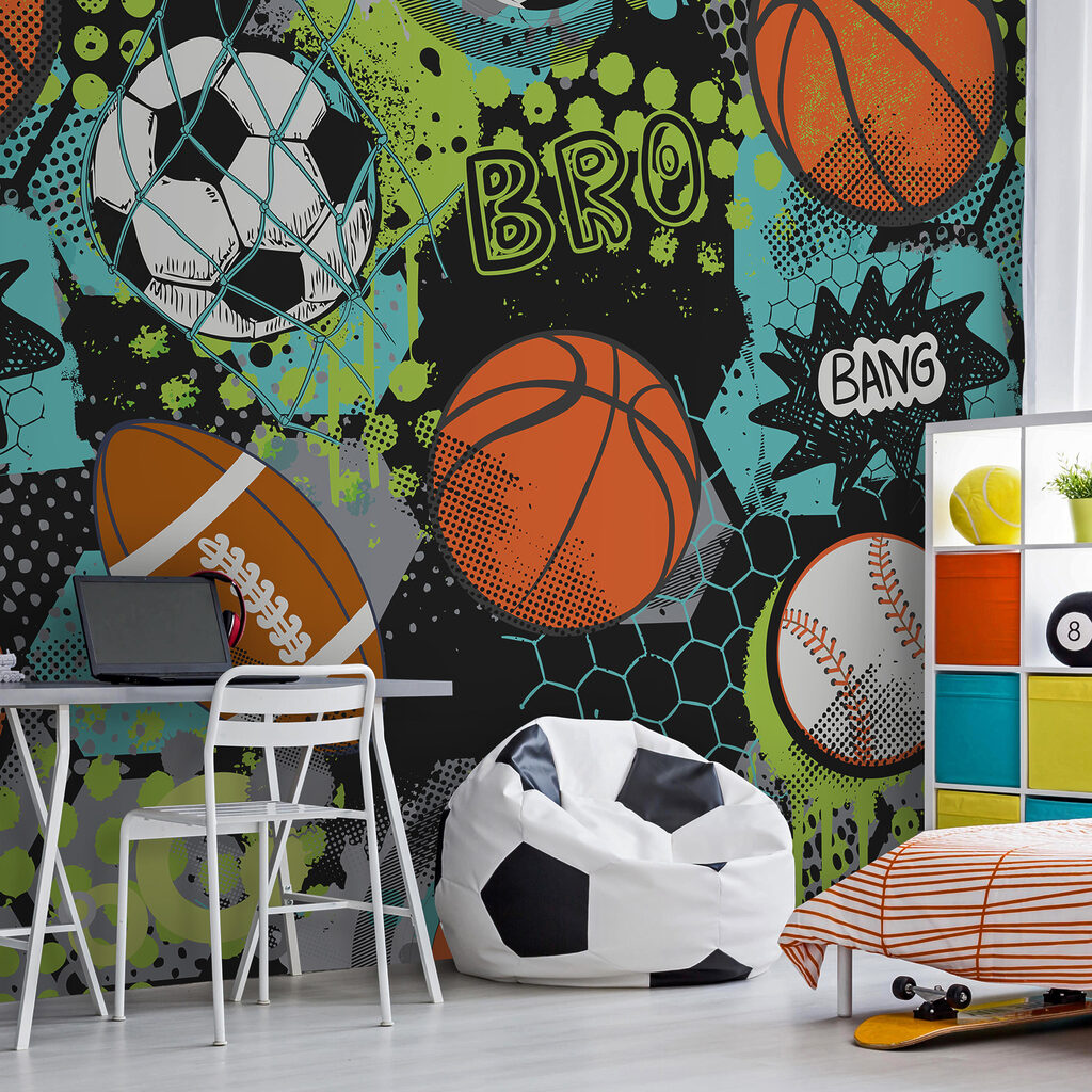 Balones deportivos de colores en un interior