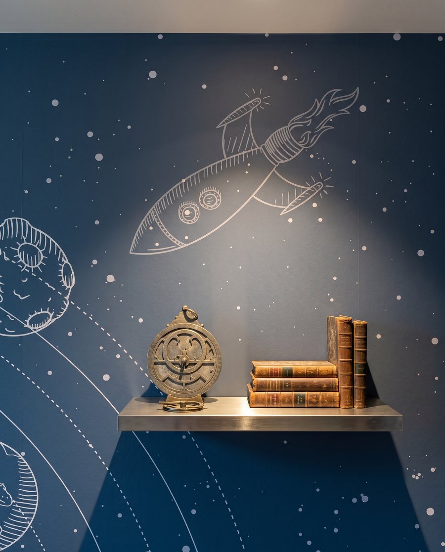 Astronauta entre órbitas — detalle