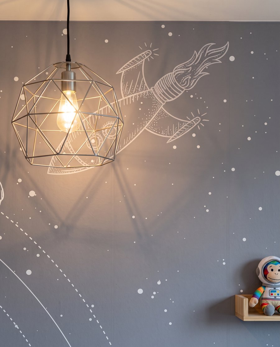 Astronauta entre órbitas — detalle