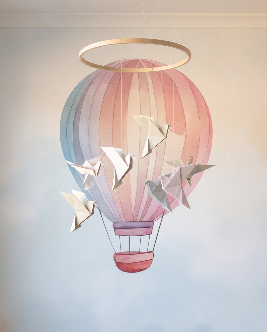 Tres globos sobre nubes — detalle