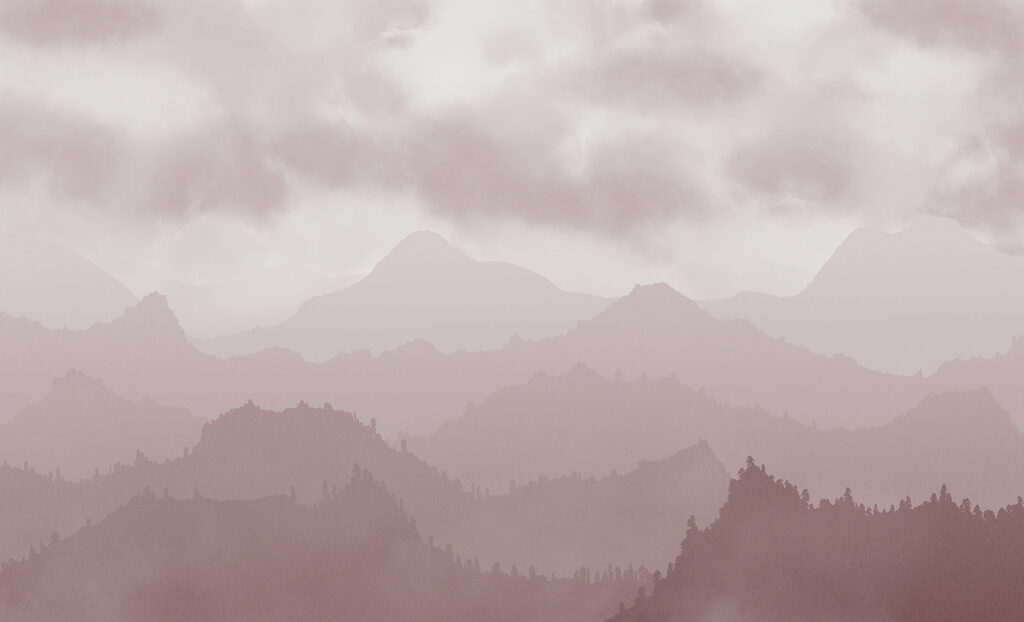 Montañas boscosas bajo nubes — diseño completo
