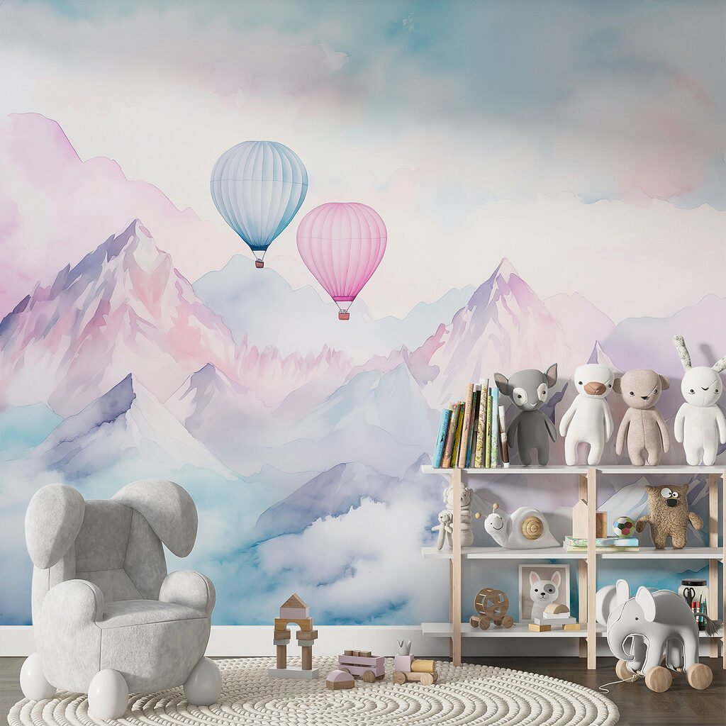 Dos globos sobre montañas en un interior