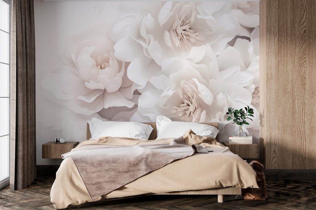 Flores blancas difuminadas en un interior