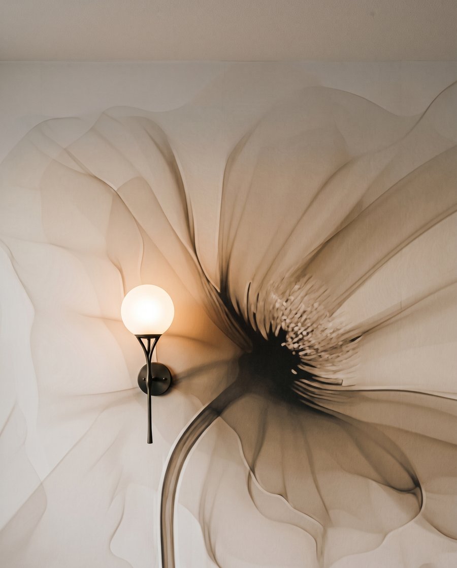 Flores transparentes sobre tallos — detalle