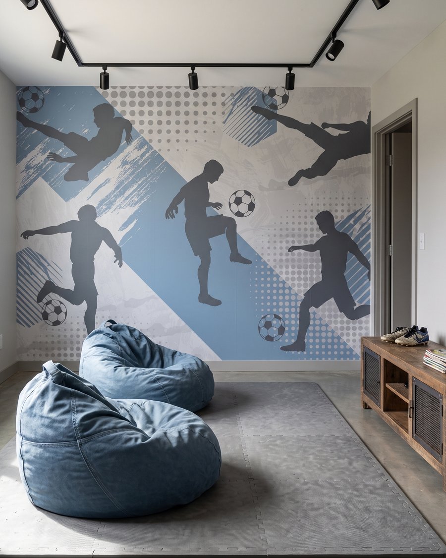 Futbolistas en movimiento en un interior