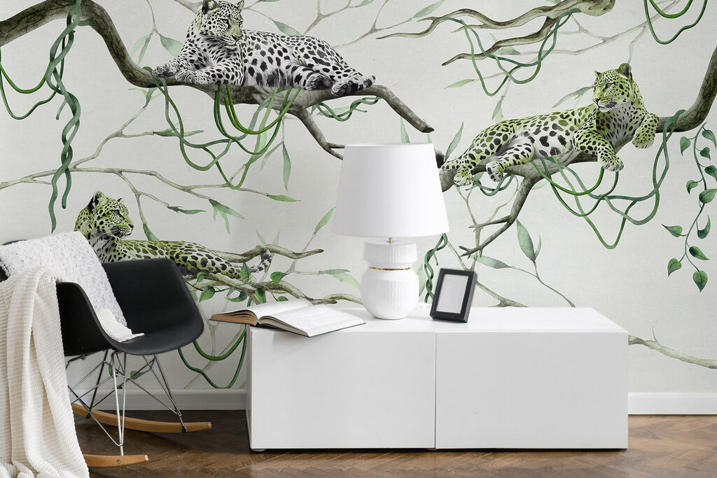 Leopardos sobre ramas en un interior