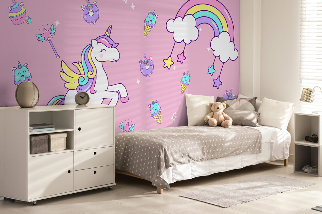 Unicornio entre caramelos rosas en un interior