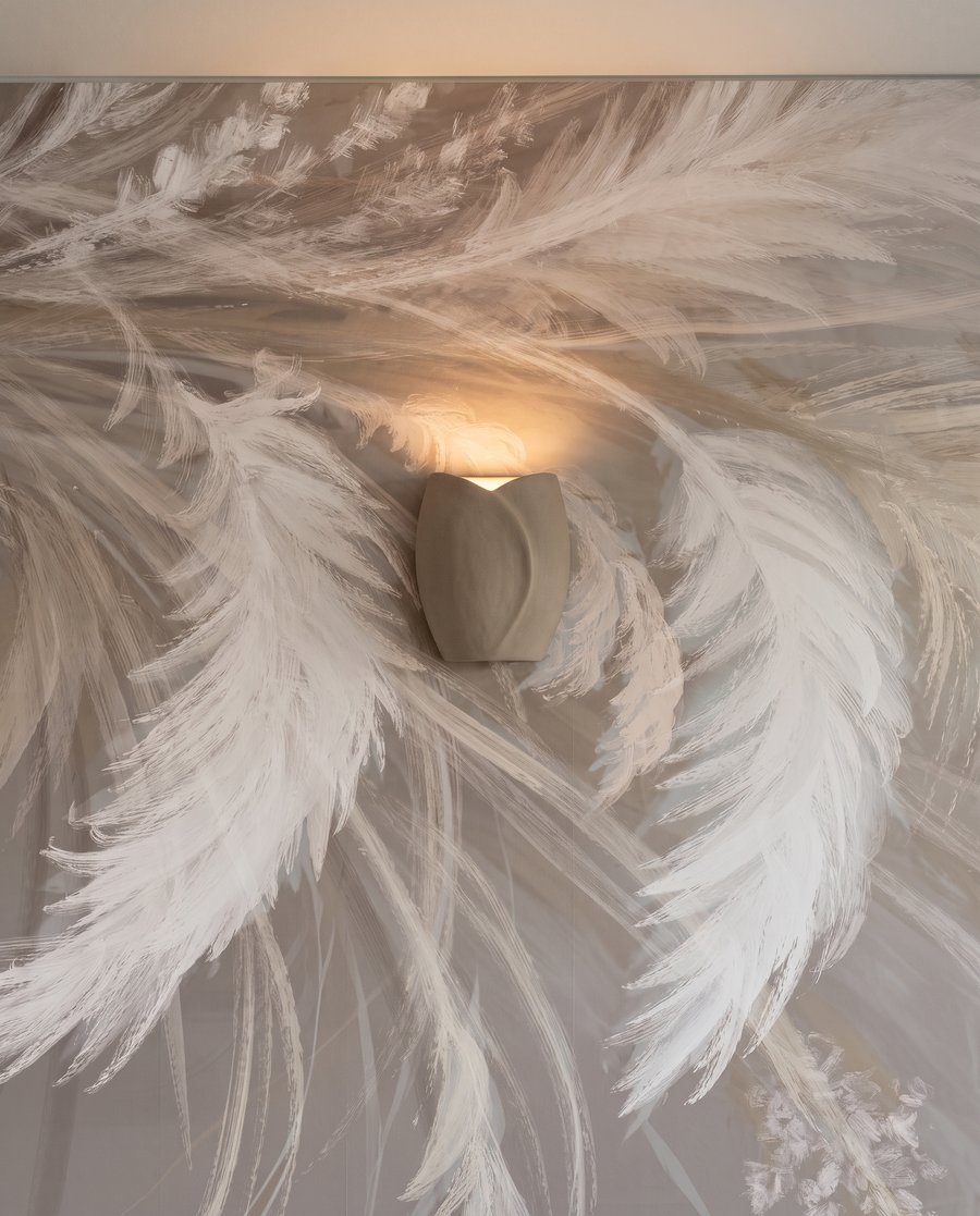 Plumas en sombra crema — detalle