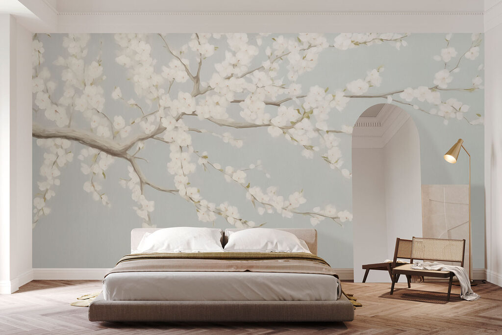 Rama con flores blancas en un interior