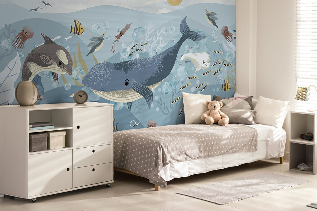 Ballena entre pequeños peces — interior 2