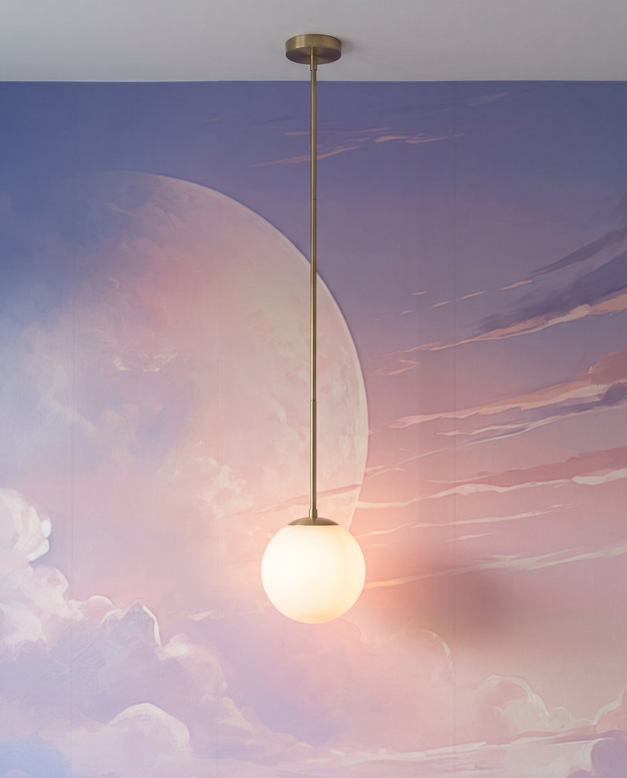 Luna sobre agua lila — detalle
